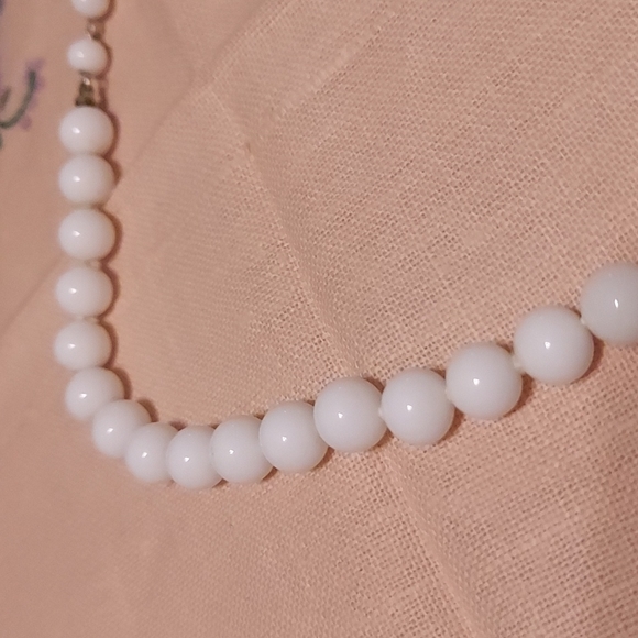 1980's White Glass Beaded Choker - Picture 4 of 4